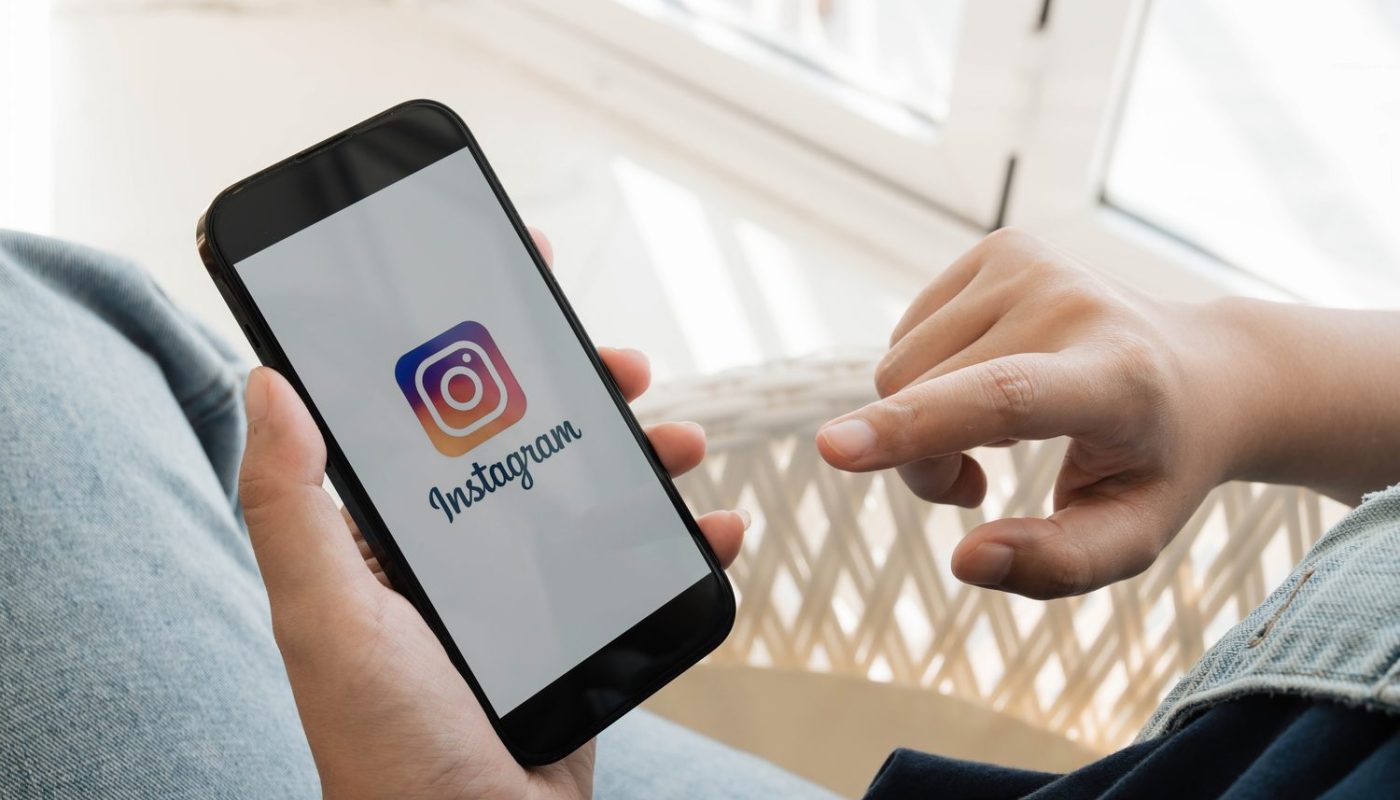 Personne consultant l’application Instagram sur un smartphone.