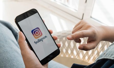 Personne consultant l’application Instagram sur un smartphone.